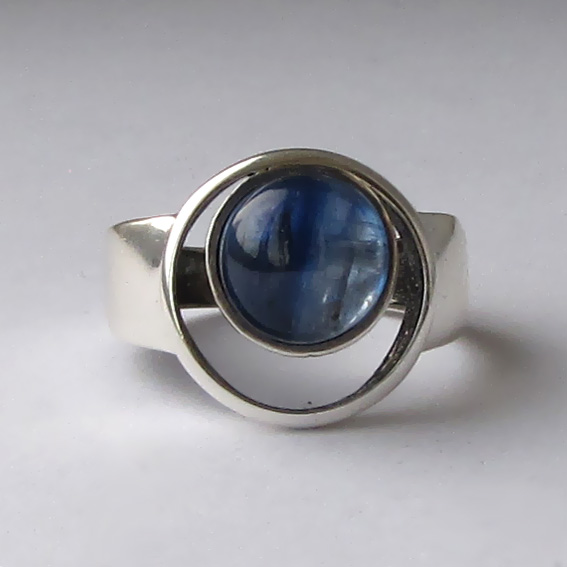 Серебряное кольцо с кианитом, арт. КК39