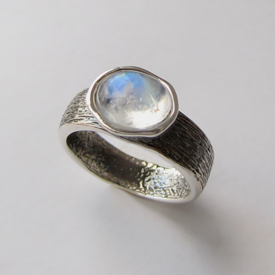 Кольцо из серебра с лунным камнем, ПФОВ3