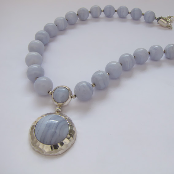 Ожерелье с голубым агатом И10